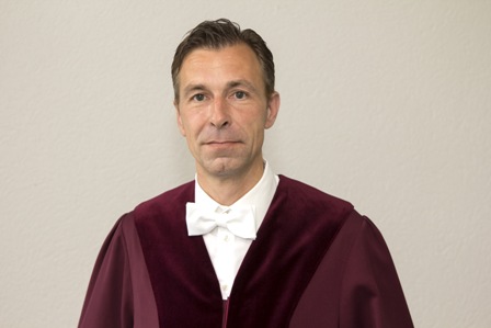 Dr. Lars Brocker