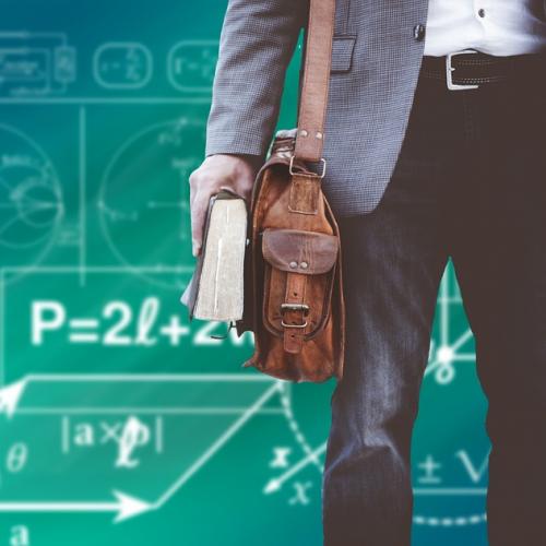 Schüler mit Rücken zur Tafel